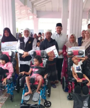 gubernur jatim khofifah indar parawansa bagikan bansos kabupaten pasuruan