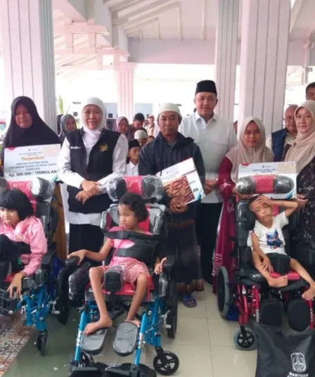 gubernur jatim khofifah indar parawansa bagikan bansos kabupaten pasuruan