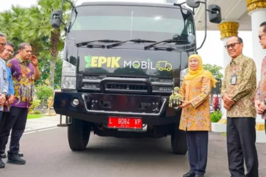 gubernur jatim khofifah indar parawansa berangkatkan truk epik mobile