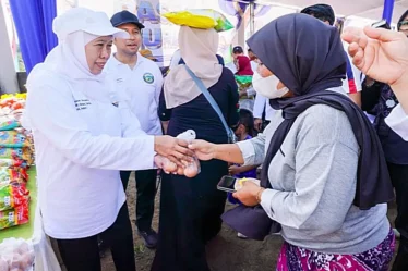 gubernur jatim khofifah indar parawansa gelar pasar murah di lapangan tambak wedi surabaya
