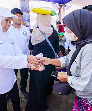 gubernur jatim khofifah indar parawansa gelar pasar murah di lapangan tambak wedi surabaya