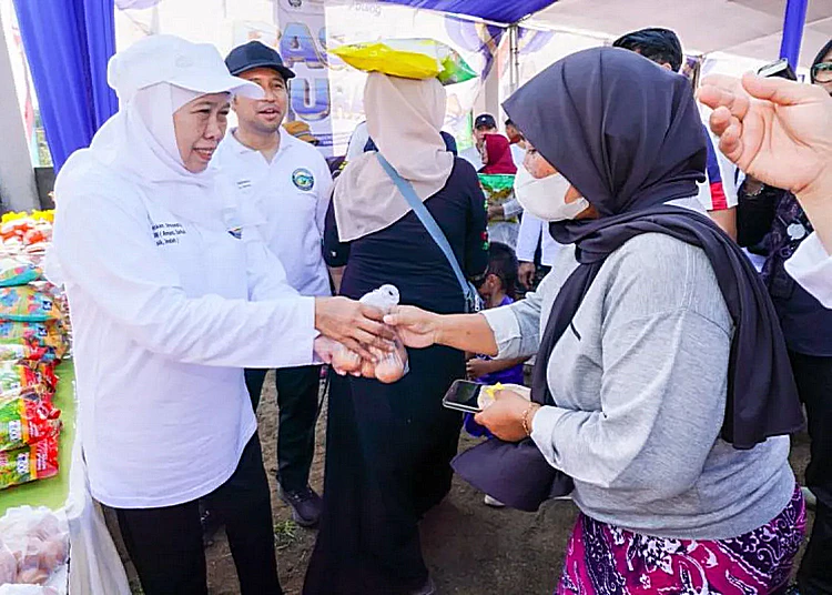 gubernur jatim khofifah indar parawansa gelar pasar murah di lapangan tambak wedi surabaya