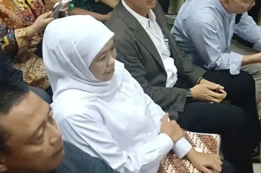 gubernur jatim khofifah indar parawansa hadir di pengadilan negeri tipikor surabaya