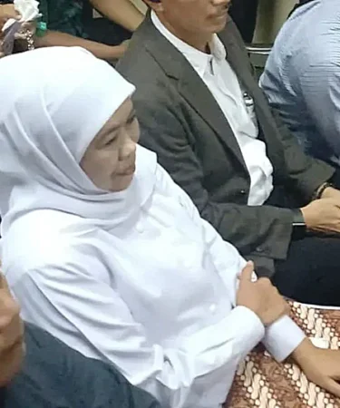 gubernur jatim khofifah indar parawansa hadir di pengadilan negeri tipikor surabaya