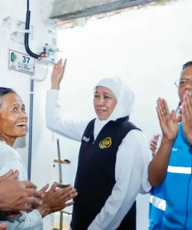 gubernur jatim khofifah indar parawansa memasang listrik gratis untuk warga miskin