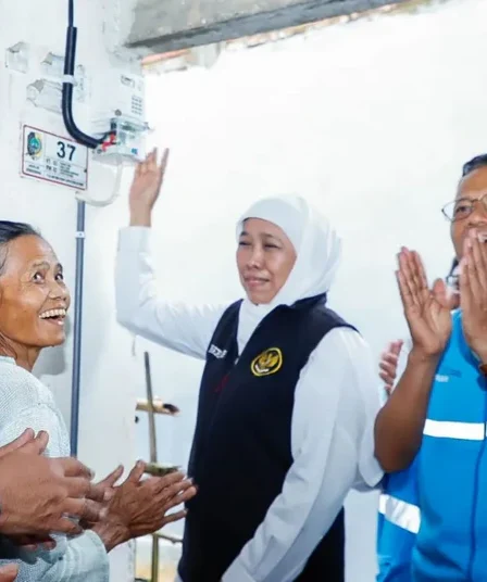 gubernur jatim khofifah indar parawansa memasang listrik gratis untuk warga miskin