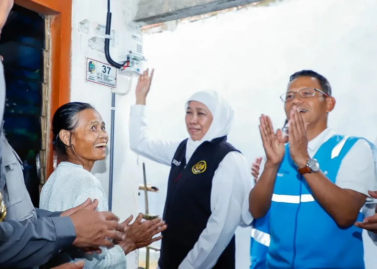 gubernur jatim khofifah indar parawansa memasang listrik gratis untuk warga miskin