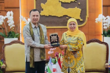 gubernur jatim khofifah indar parawansa menerima duta besar uzbekistan untuk indonesia dan asean oybek eshonov