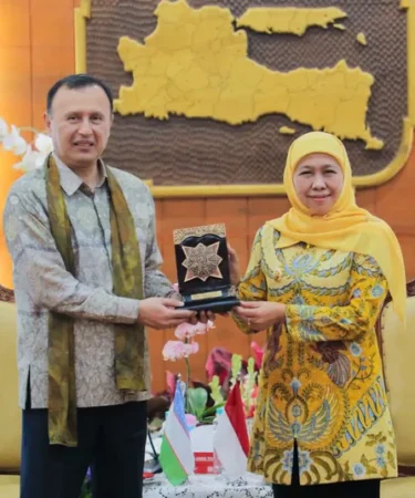 gubernur jatim khofifah indar parawansa menerima duta besar uzbekistan untuk indonesia dan asean oybek eshonov