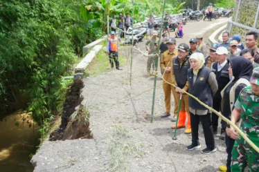 gubernur jatim khofifah indar parawansa meninjau lokasi terdampak banjir di probolinggo