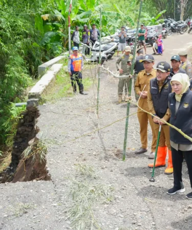 gubernur jatim khofifah indar parawansa meninjau lokasi terdampak banjir di probolinggo