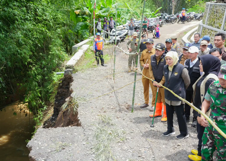 Tinjau Lokasi Banjir Probolinggo, Khofifah Pastikan Penanganan Cepat di 6 Kecamatan 1 gubernur jatim khofifah indar parawansa meninjau lokasi terdampak banjir di probolinggo