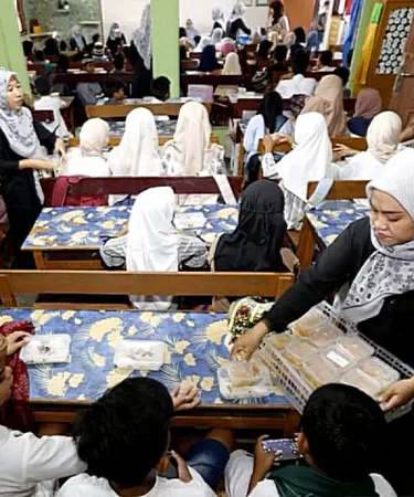 guru bagikan menu mbg untuk berbuka puasa di sd negeri 17 satu atap gorontalo