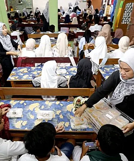 guru bagikan menu mbg untuk berbuka puasa di sd negeri 17 satu atap gorontalo