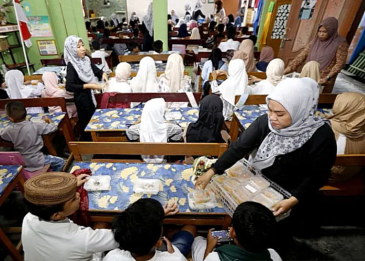 Klarifikasi BGN: Alokasi Rp500 Juta untuk 12 Hari per SPPG 1 guru bagikan menu mbg untuk berbuka puasa di sd negeri 17 satu atap gorontalo