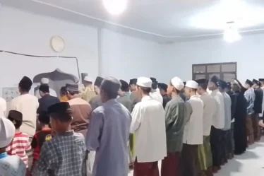jemaah mahfilud dluror menjalankan ibadah salat tarawih dan puasa lebih awal