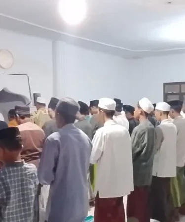 jemaah mahfilud dluror menjalankan ibadah salat tarawih dan puasa lebih awal