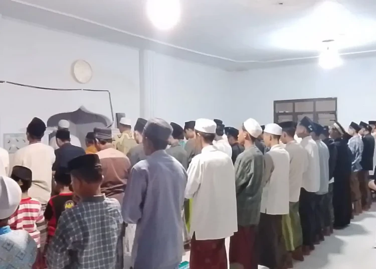 Sebagian Warga Jember dan Bondowoso Berpuasa Lebih Awal 1 jemaah mahfilud dluror menjalankan ibadah salat tarawih dan puasa lebih awal