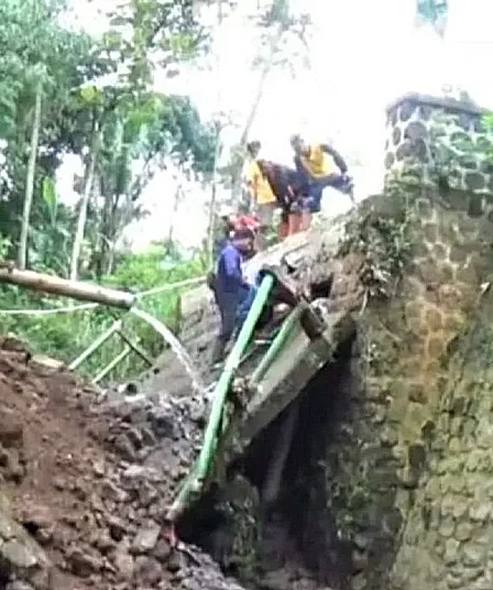 Jembatan Penghubung Dua Desa di Ngawi Putus akibat Banjir Bandang 3 jembatan putus ngrambe ngawi