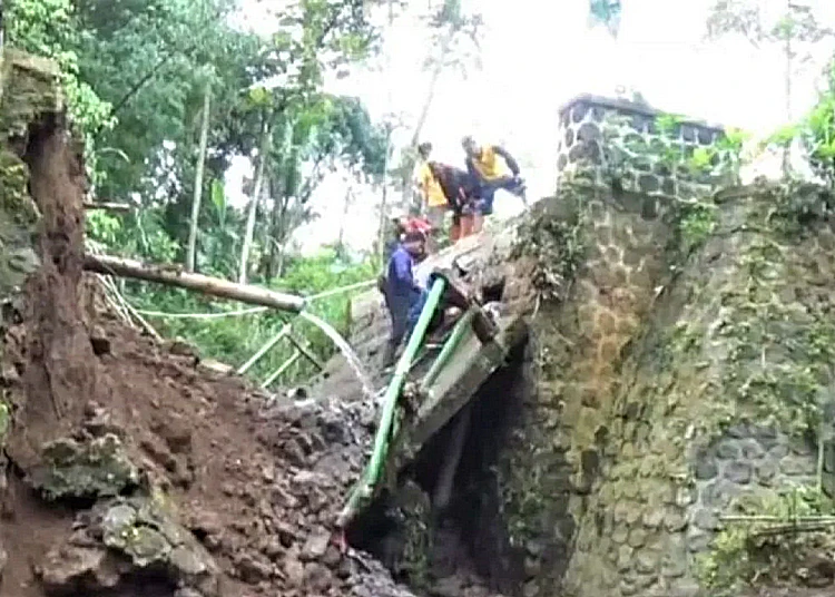 jembatan putus ngrambe ngawi