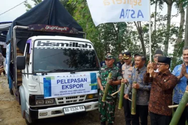 mendes yandri susanto melepas keberangkatan truk gula aren berorientasi ekspor di pacitan