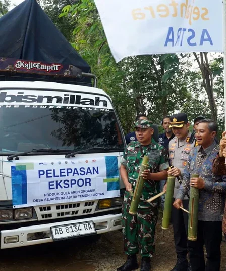 mendes yandri susanto melepas keberangkatan truk gula aren berorientasi ekspor di pacitan