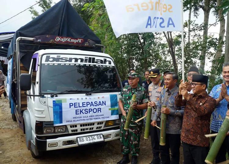 mendes yandri susanto melepas keberangkatan truk gula aren berorientasi ekspor di pacitan