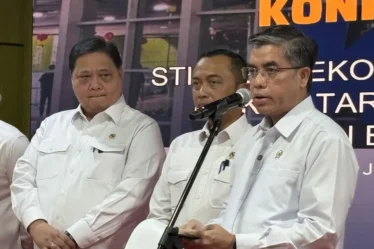 menko perekonomian airlangga hartarto dan menteri ketenagakerjaan yassierli