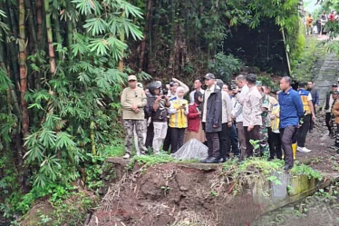 menteri pu dody hanggodo meninjau jembatan penghubung yang putus di desa pakusari jember