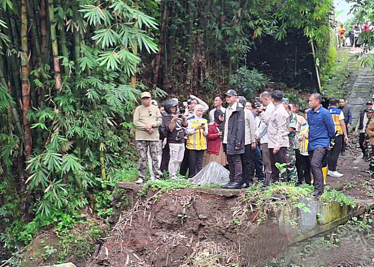 Menteri PU Pastikan Bangun Jembatan Putus akibat Banjir di Pakusari Jember 1 menteri pu dody hanggodo meninjau jembatan penghubung yang putus di desa pakusari jember