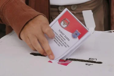 pemilih memasukkan surat suara pilkada