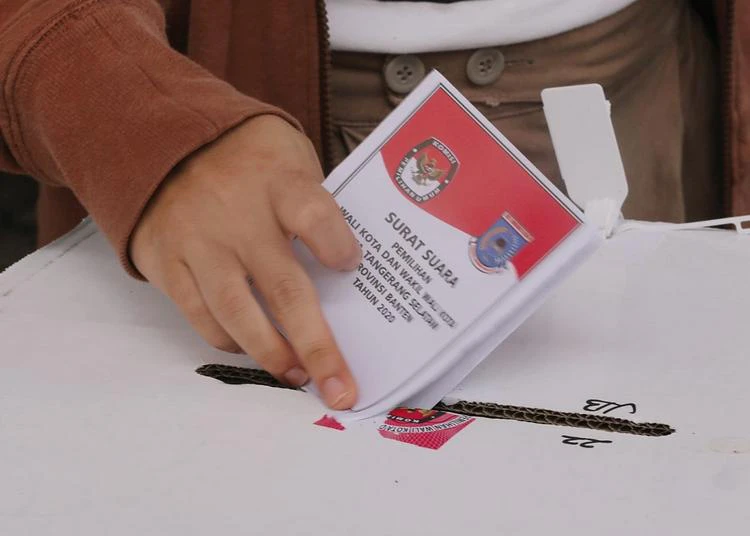 pemilih memasukkan surat suara pilkada