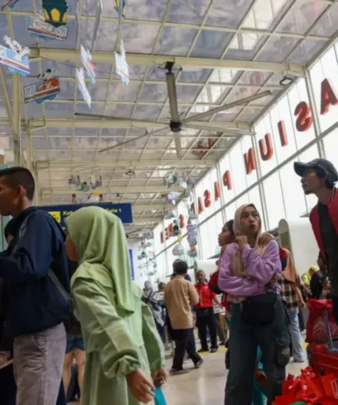 penumpang stasiun pasar senen