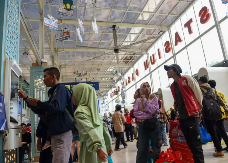 penumpang stasiun pasar senen