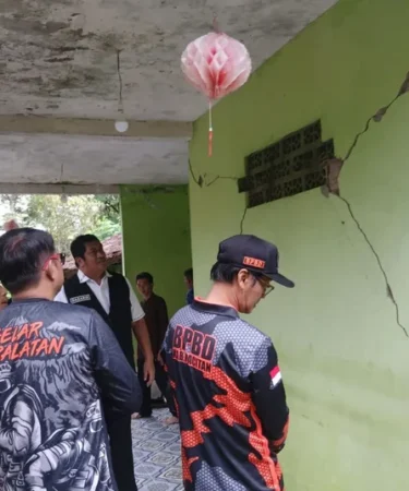 petugas bpbd pacitan melakukan asesmen rumah warga terdampak gempa