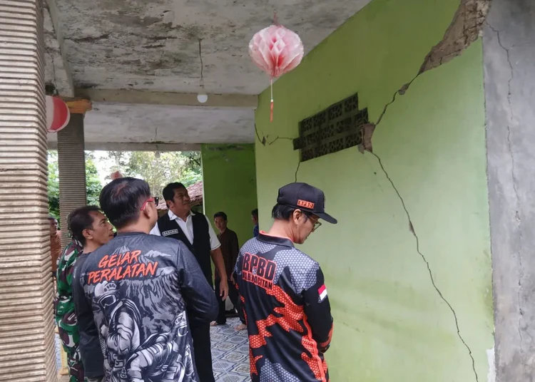 petugas bpbd pacitan melakukan asesmen rumah warga terdampak gempa