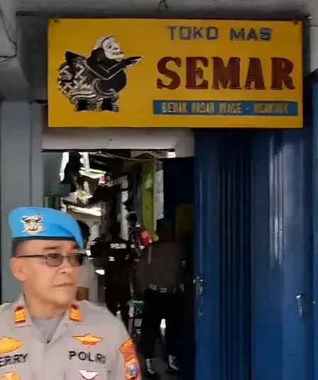 Polisi Angkut Isi Toko Emas di Nganjuk, Diduga Terkait TPPU Pertambangan Ilegal 6 polisi geledah toko emas nganjuk