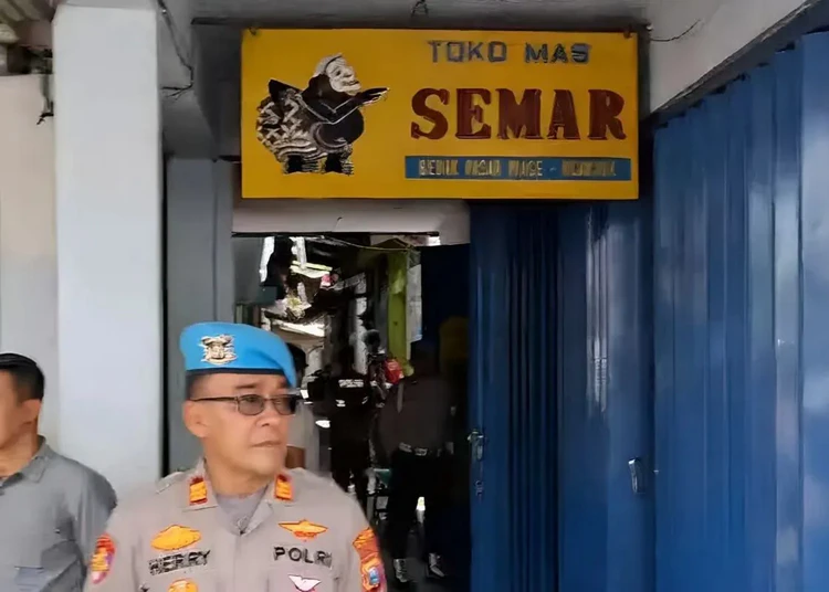 Polisi Angkut Isi Toko Emas di Nganjuk, Diduga Terkait TPPU Pertambangan Ilegal 1 polisi geledah toko emas nganjuk