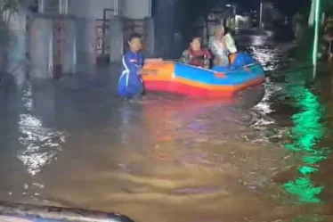 relawan baret resue evakuasi warga terdampak banjir di jember