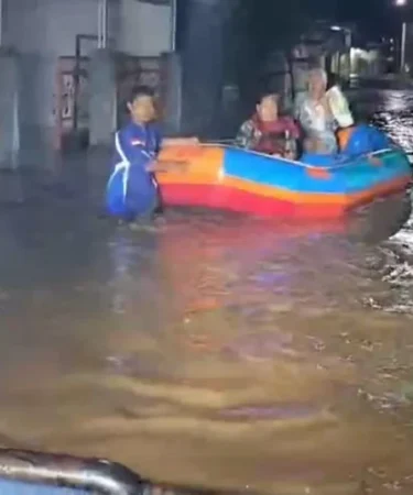 relawan baret resue evakuasi warga terdampak banjir di jember