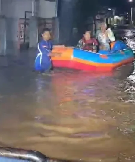 relawan baret resue evakuasi warga terdampak banjir di jember