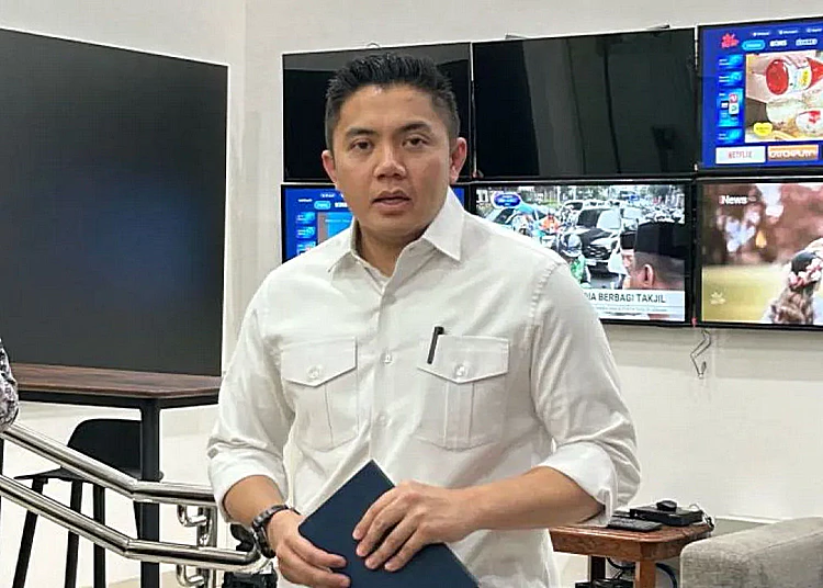 Seskab Teddy Tegaskan MBG Tak Pangkas Program dan Anggaran Pendidikan 1 seskab teddy indra wijaya 1