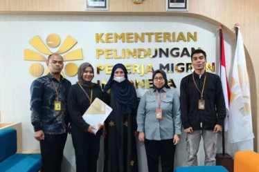 staf kp2mi mendampingi pmi perempuan asal kabupaten bima