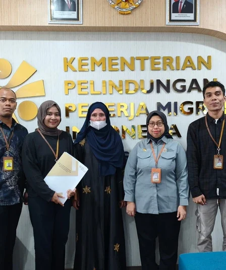 KP2MI Fasilitasi Pemulangan dan Pengobatan PMI Asal Bima yang Sakit di Oman 5 staf kp2mi mendampingi pmi perempuan asal kabupaten bima