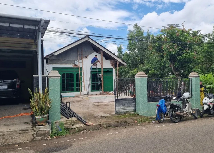 teras rumah warga ambrol gempa pacitan