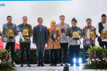 wali kota surabaya eri cahyadi menerima penghargaan kota terbaik pengelolaan sampah