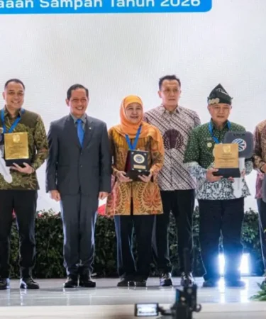 wali kota surabaya eri cahyadi menerima penghargaan kota terbaik pengelolaan sampah