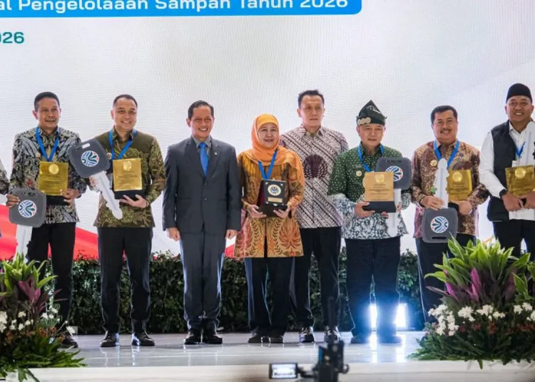 Surabaya Raih Predikat Kota Terbaik Pengelolaan Sampah se-Indonesia 1 wali kota surabaya eri cahyadi menerima penghargaan kota terbaik pengelolaan sampah