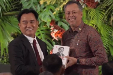 yusril luncurkan delapan buku rekam jejak 70 tahun perjalanan hidup