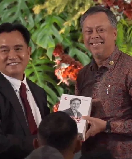 yusril luncurkan delapan buku rekam jejak 70 tahun perjalanan hidup